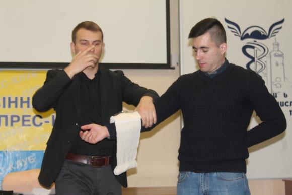 Новини Вінниці - фото з Як не вбити, допомагаючи. Медики з АТО розвіюють міфи про першу допомогу Як не вбити, допомагаючи. Медики з АТО розвіюють міфи про першу допомогу, фото №4 на сайті 20minut.ua