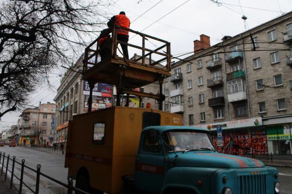 Фото дня: комунальники у неділю проводять профілактику електромереж, фото №1 на сайті 20minut.ua