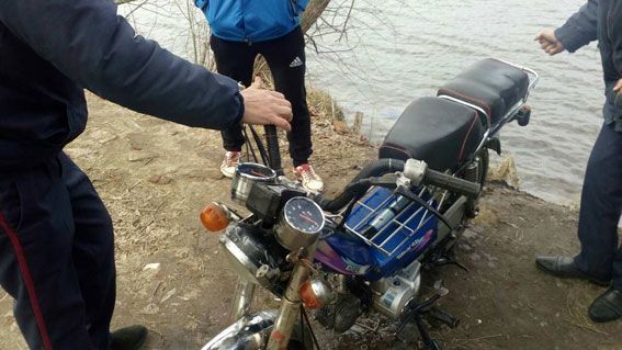 Молодики вкрали скутер. Налякалися поліції та втопили його (ФОТО з місця), фото №1 на сайті 20minut.ua