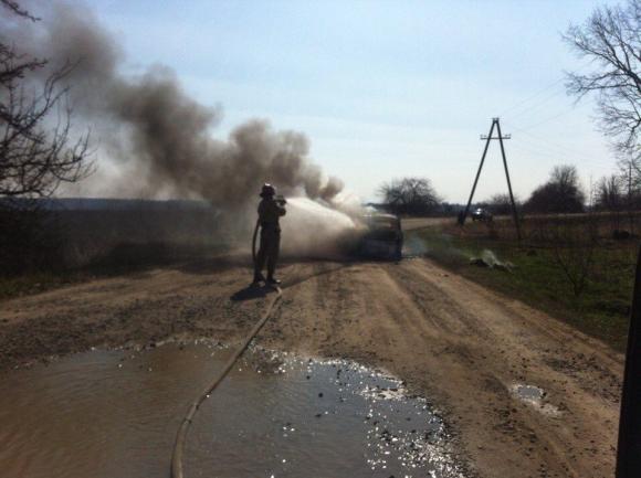 Біля села Колюхів посеред дороги згоріла «Нива». ФОТО, фото №1 на сайті 20minut.ua
