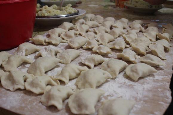 Волонтери ліплять вареники для військових у "Бункері", фото №8 на сайті 20minut.ua