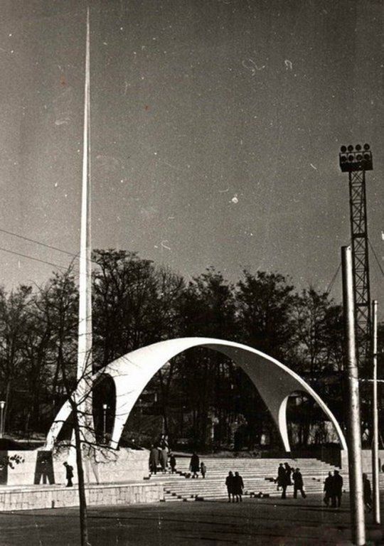 Просто космос: Вінницька арка у будівельних «лісах» і недобудований універмаг (ФОТО), фото №3 на сайті 20minut.ua