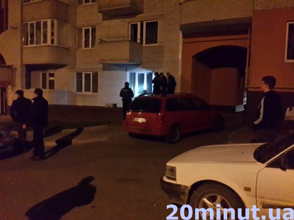 У квартиру на "Канаді" заліз злодій. Приїхала спецгрупа з автоматами (ФОТО) на сайті 20minut.ua У квартиру на "Канаді" заліз злодій. Приїхала спецгрупа з автоматами (ФОТО), фото №2 на сайті 20minut.ua