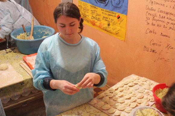 Волонтери ліплять вареники для військових у "Бункері", фото №6 на сайті 20minut.ua