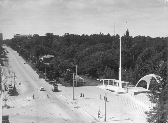 Просто космос: Вінницька арка у будівельних «лісах» і недобудований універмаг (ФОТО), фото №9 на сайті 20minut.ua