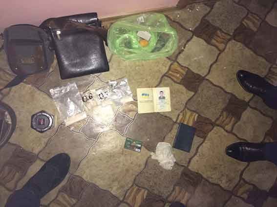 Не дитячі іграшки: у кіндері вінничанина знайшли наркотики на сайті 20minut.ua Не дитячі іграшки: у кіндері вінничанина знайшли наркотики, фото №1 на сайті 20minut.ua