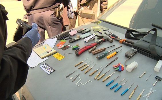 Трьох злодіїв, які грабували оселі вінничан, затримали з вкраденим на сайті 20minut.ua Трьох злодіїв, які грабували оселі вінничан, затримали з вкраденим, фото №2 на сайті 20minut.ua