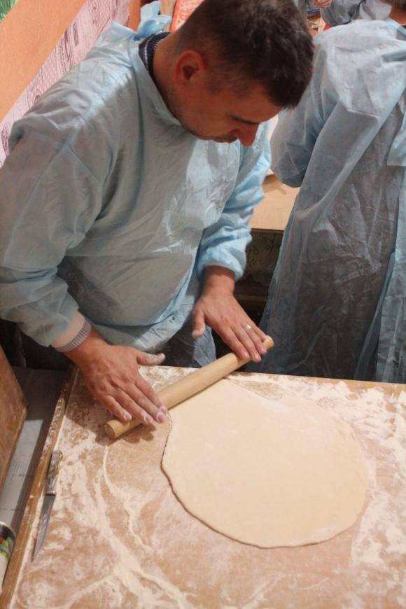 Волонтери ліплять вареники для військових у "Бункері", фото №5 на сайті 20minut.ua