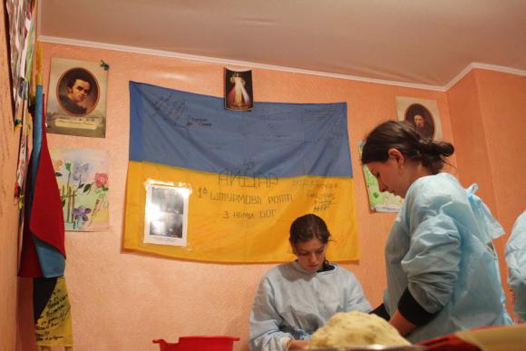 Волонтери ліплять вареники для військових у "Бункері", фото №9 на сайті 20minut.ua