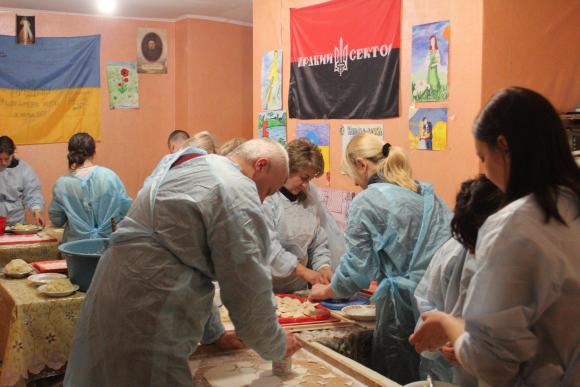 Волонтери ліплять вареники для військових у "Бункері", фото №1 на сайті 20minut.ua