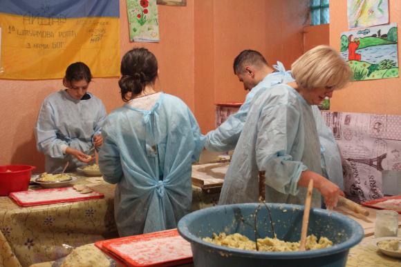 Волонтери ліплять вареники для військових у "Бункері", фото №3 на сайті 20minut.ua
