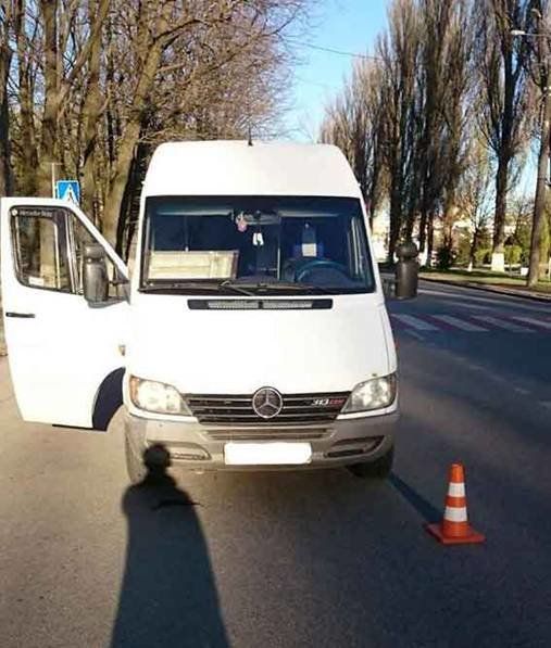 На Василенка маршрутка збила молоду жінку. ФОТО, фото №1 на сайті 20minut.ua