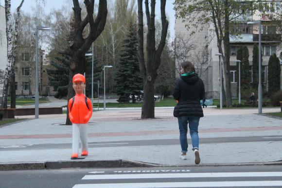 На Космонавтів з’явилися помаранчеві “школярі”, що переходять дорогу, фото №2 на сайті 20minut.ua