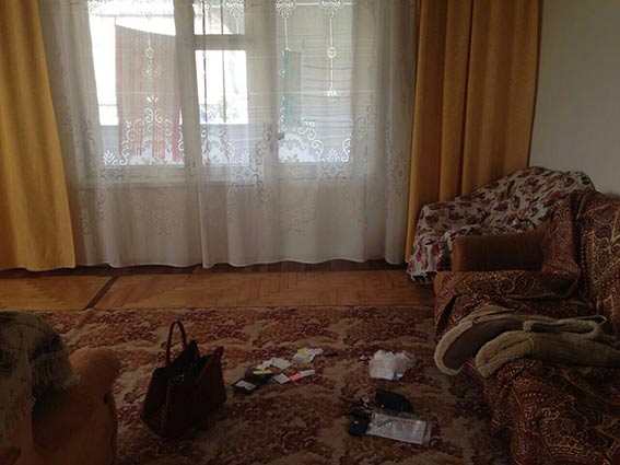 Прикинувся покупцем будинку, а сам стукнув власницю та зв’язав її скотчем, фото №2 на сайті 20minut.ua