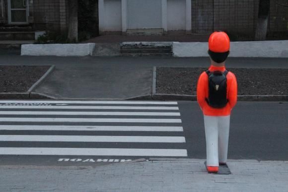 На Космонавтів з’явилися помаранчеві “школярі”, що переходять дорогу, фото №4 на сайті 20minut.ua