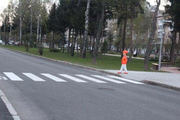 На Космонавтів з’явилися помаранчеві “школярі”, що переходять дорогу, фото №5 на сайті 20minut.ua