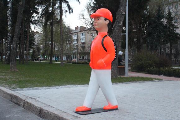 На Космонавтів з’явилися помаранчеві “школярі”, що переходять дорогу, фото №3 на сайті 20minut.ua