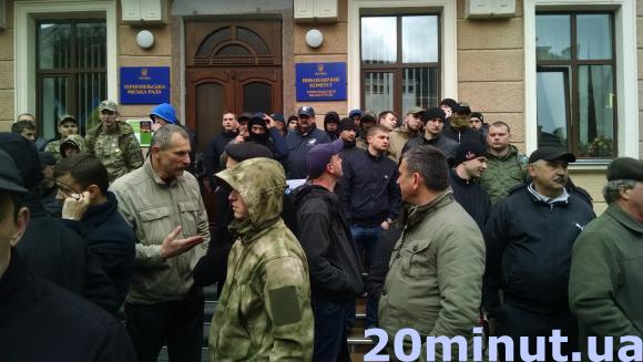 Перед сесією під міською радою шарпанина (оновлено), фото №2 на сайті 20minut.ua