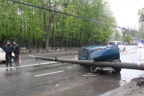 Аварія на Магістратській: водій на "ВАЗі" зніс опору на сайті 20minut.ua Аварія на Магістратській: водій на "ВАЗі" зніс опору, фото №1 на сайті 20minut.ua
