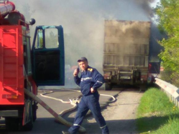 Густий дим за мостом: біля «Окко» палала вантажівка "Нової пошти" (ФОТО ВІДЕО) на сайті 20minut.ua Густий дим за мостом: біля «Окко» палала вантажівка "Нової пошти" (ФОТО ВІДЕО), фото №1 на сайті 20minut.ua