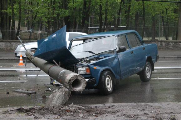 Аварія на Магістратській: водій на "ВАЗі" зніс опору на сайті 20minut.ua Аварія на Магістратській: водій на "ВАЗі" зніс опору, фото №4 на сайті 20minut.ua