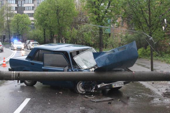 Аварія на Магістратській: водій на "ВАЗі" зніс опору на сайті 20minut.ua Аварія на Магістратській: водій на "ВАЗі" зніс опору, фото №7 на сайті 20minut.ua