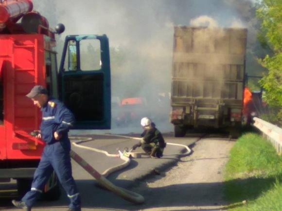 Густий дим за мостом: біля «Окко» палала вантажівка "Нової пошти" (ФОТО ВІДЕО) на сайті 20minut.ua Густий дим за мостом: біля «Окко» палала вантажівка "Нової пошти" (ФОТО ВІДЕО), фото №2 на сайті 20minut.ua