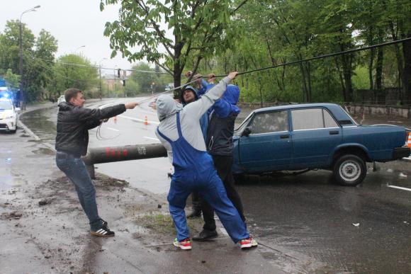 Аварія на Магістратській: водій на "ВАЗі" зніс опору на сайті 20minut.ua Аварія на Магістратській: водій на "ВАЗі" зніс опору, фото №3 на сайті 20minut.ua