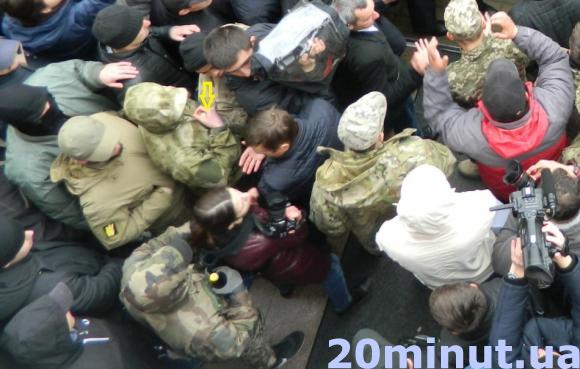 Правоохоронці вже знають, хто травмував депутатів під міськрадою на сайті 20minut.ua Правоохоронці вже знають, хто травмував депутатів під міськрадою, фото №1 на сайті 20minut.ua