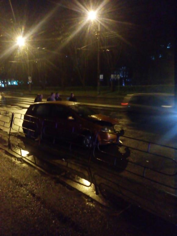 ДТП на проспекті Злуки: зіткнулись дві автівки на сайті 20minut.ua ДТП на проспекті Злуки: зіткнулись дві автівки, фото №3 на сайті 20minut.ua