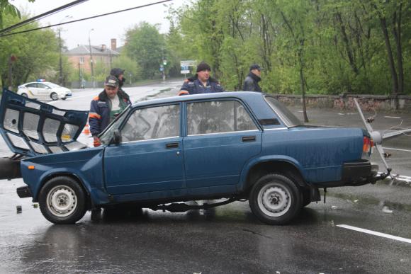 Аварія на Магістратській: водій на "ВАЗі" зніс опору на сайті 20minut.ua Аварія на Магістратській: водій на "ВАЗі" зніс опору, фото №2 на сайті 20minut.ua
