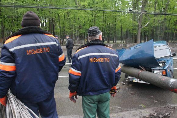 Аварія на Магістратській: водій на "ВАЗі" зніс опору на сайті 20minut.ua Аварія на Магістратській: водій на "ВАЗі" зніс опору, фото №5 на сайті 20minut.ua