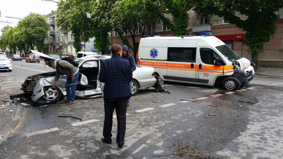 Подробиці ДТП на Руській: «швидка» їхала до призовника, який випав з 5-го поверху на сайті 20minut.ua Подробиці ДТП на Руській: «швидка» їхала до призовника, який випав з 5-го поверху, фото №1 на сайті 20minut.ua