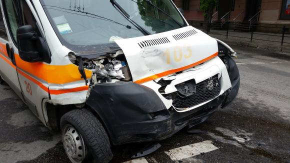 Подробиці ДТП на Руській: «швидка» їхала до призовника, який випав з 5-го поверху на сайті 20minut.ua Подробиці ДТП на Руській: «швидка» їхала до призовника, який випав з 5-го поверху, фото №3 на сайті 20minut.ua