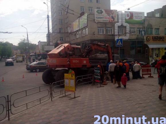 На Шептицького знову провалився асфальт (ОНОВЛЕНО), фото №1 на сайті 20minut.ua