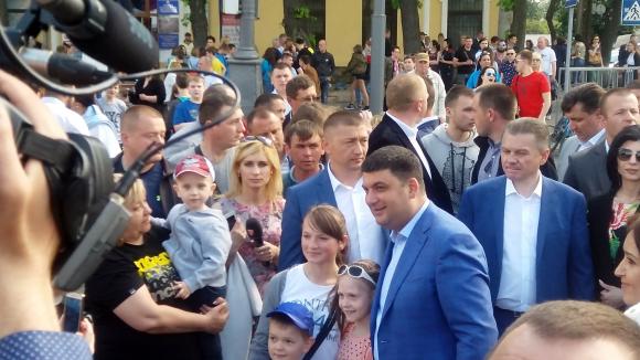 На День Європи вiнничани робили селфі з прем'єр-міністром на сайті 20minut.ua На День Європи вiнничани робили селфі з прем'єр-міністром, фото №1 на сайті 20minut.ua