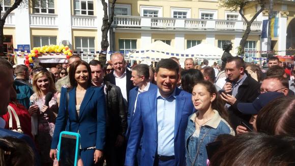 На День Європи вiнничани робили селфі з прем'єр-міністром на сайті 20minut.ua На День Європи вiнничани робили селфі з прем'єр-міністром, фото №11 на сайті 20minut.ua