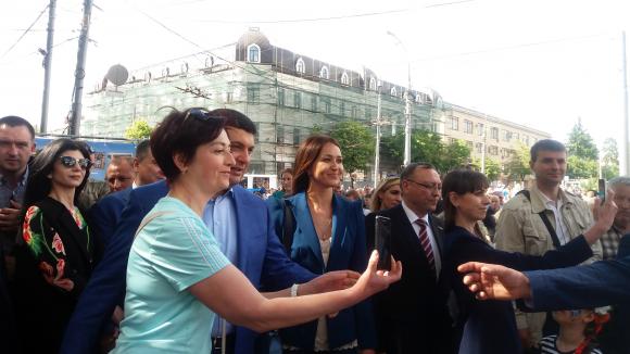 На День Європи вiнничани робили селфі з прем'єр-міністром на сайті 20minut.ua На День Європи вiнничани робили селфі з прем'єр-міністром, фото №13 на сайті 20minut.ua