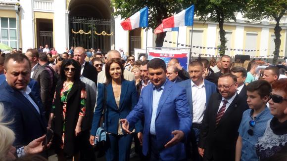 На День Європи вiнничани робили селфі з прем'єр-міністром на сайті 20minut.ua На День Європи вiнничани робили селфі з прем'єр-міністром, фото №4 на сайті 20minut.ua