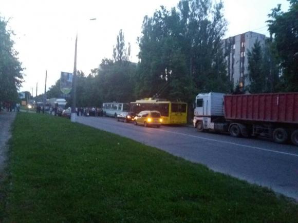 Жителі Тернопільської перекрили рух транспорту через вимкнене світло в квартирах на сайті vsim.ua Жителі Тернопільської перекрили рух транспорту через вимкнене світло в квартирах, фото №2 на сайті vsim.ua