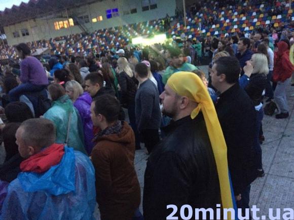 Тернополяни в дощовиках збиралися на концерт "Океану Ельзи", фото №2 на сайті 20minut.ua