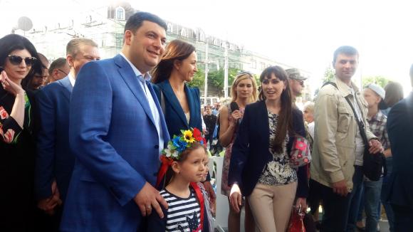 На День Європи вiнничани робили селфі з прем'єр-міністром на сайті 20minut.ua На День Європи вiнничани робили селфі з прем'єр-міністром, фото №16 на сайті 20minut.ua