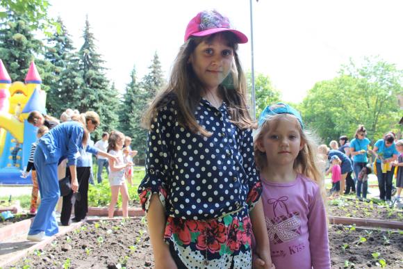 Город у центрі Вінниці. Діти саджали капусту-«агресор», помідори та салат на сайті 20minut.ua Город у центрі Вінниці. Діти саджали капусту-«агресор», помідори та салат, фото №1 на сайті 20minut.ua