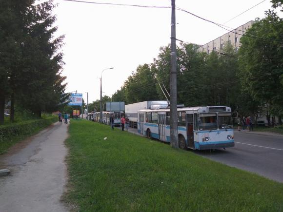 Жителі Тернопільської перекрили рух транспорту через вимкнене світло в квартирах на сайті vsim.ua Жителі Тернопільської перекрили рух транспорту через вимкнене світло в квартирах, фото №1 на сайті vsim.ua