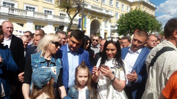 На День Європи вiнничани робили селфі з прем'єр-міністром на сайті 20minut.ua На День Європи вiнничани робили селфі з прем'єр-міністром, фото №7 на сайті 20minut.ua