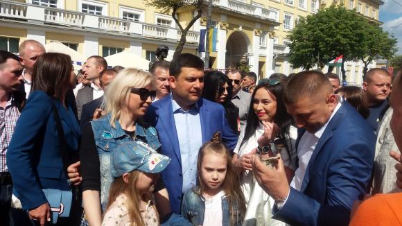 На День Європи вiнничани робили селфі з прем'єр-міністром на сайті 20minut.ua На День Європи вiнничани робили селфі з прем'єр-міністром, фото №8 на сайті 20minut.ua