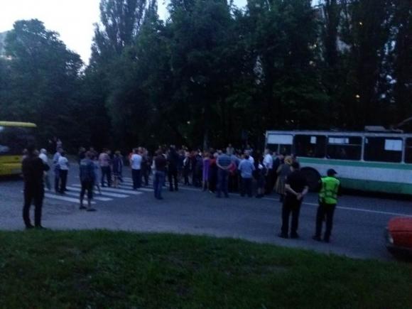 Жителі Тернопільської перекрили рух транспорту через вимкнене світло в квартирах на сайті vsim.ua Жителі Тернопільської перекрили рух транспорту через вимкнене світло в квартирах, фото №3 на сайті vsim.ua