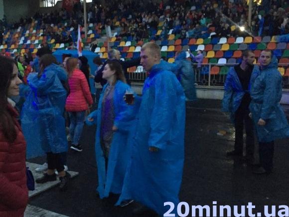 Тернополяни в дощовиках збиралися на концерт "Океану Ельзи", фото №1 на сайті 20minut.ua