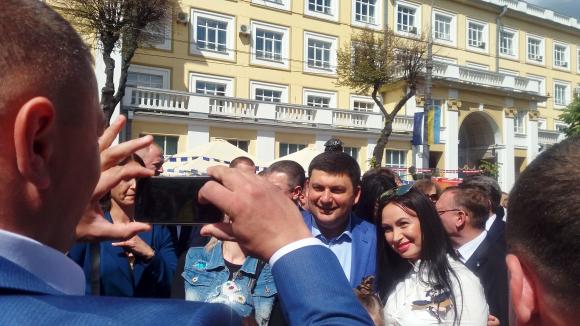 На День Європи вiнничани робили селфі з прем'єр-міністром на сайті 20minut.ua На День Європи вiнничани робили селфі з прем'єр-міністром, фото №9 на сайті 20minut.ua