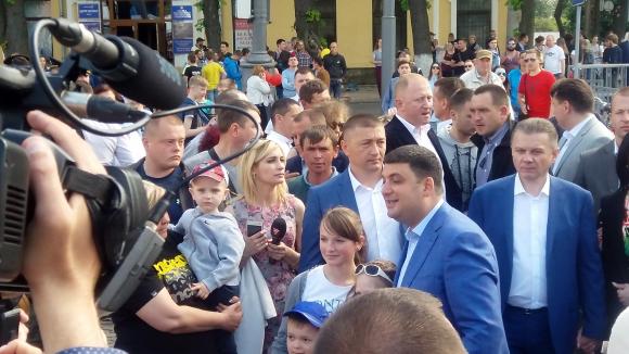 На День Європи вiнничани робили селфі з прем'єр-міністром на сайті 20minut.ua На День Європи вiнничани робили селфі з прем'єр-міністром, фото №2 на сайті 20minut.ua